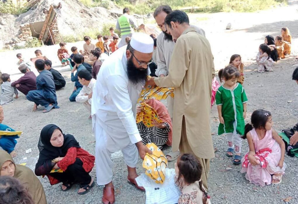 شانگلہ کے علاقہ کوزیلپوری میں سیلاب سے متاثرہ بچوں میں کپڑے اور تحائف تقسیم کئیے گئے ابھی بہت کام باقی ھے الله تعالی توفیق دے