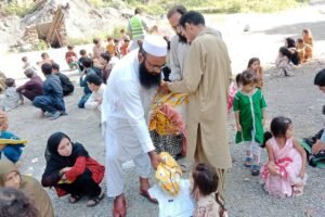 شانگلہ کے علاقہ کوزیلپوری میں سیلاب سے متاثرہ بچوں میں کپڑے اور تحائف تقسیم کئیے گئے ابھی بہت کام باقی ھے الله تعالی توفیق دے