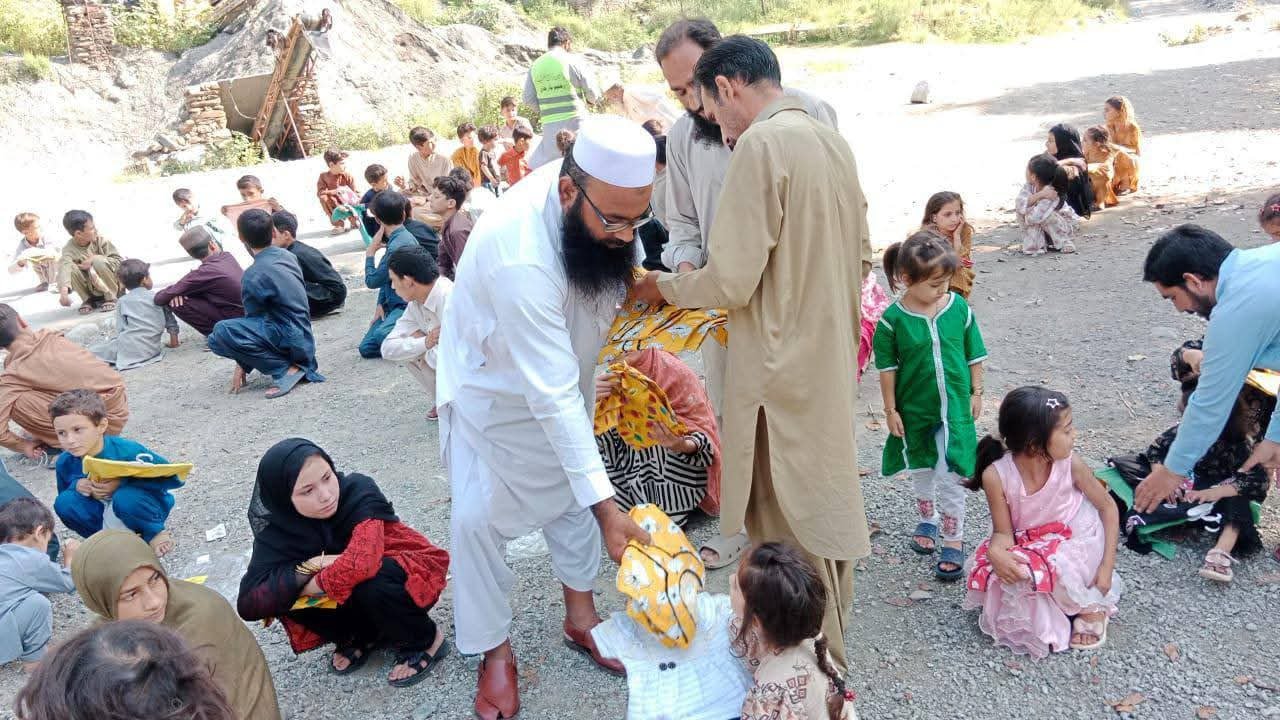 شانگلہ کے علاقہ کوزیلپوری میں سیلاب سے متاثرہ بچوں میں کپڑے اور تحائف تقسیم کئیے گئے ابھی بہت کام باقی ھے الله تعالی توفیق دے