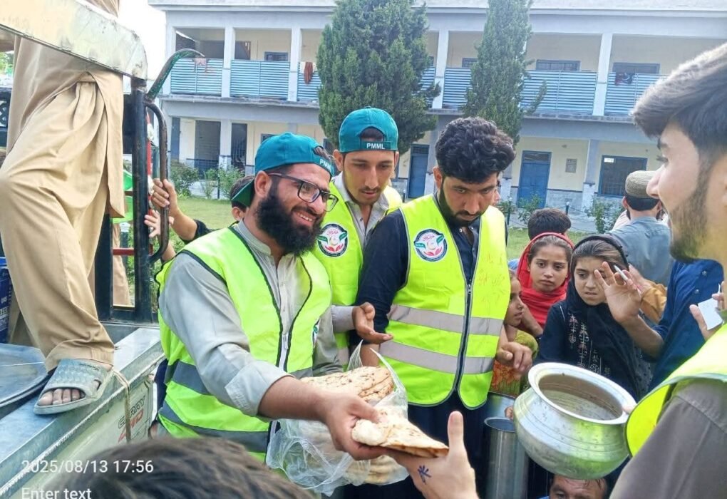 شعبہ خدمت خلق پاکستان مرکزی مسلم لیگ کی طرف سے متاثرین سلاب میں کھانا تقسیم کیا جا رھا ھے