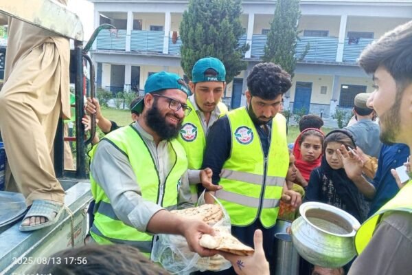 شعبہ خدمت خلق پاکستان مرکزی مسلم لیگ کی طرف سے متاثرین سلاب میں کھانا تقسیم کیا جا رھا ھے