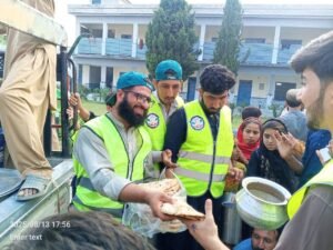 شعبہ خدمت خلق پاکستان مرکزی مسلم لیگ کی طرف سے متاثرین سلاب میں کھانا تقسیم کیا جا رھا ھے